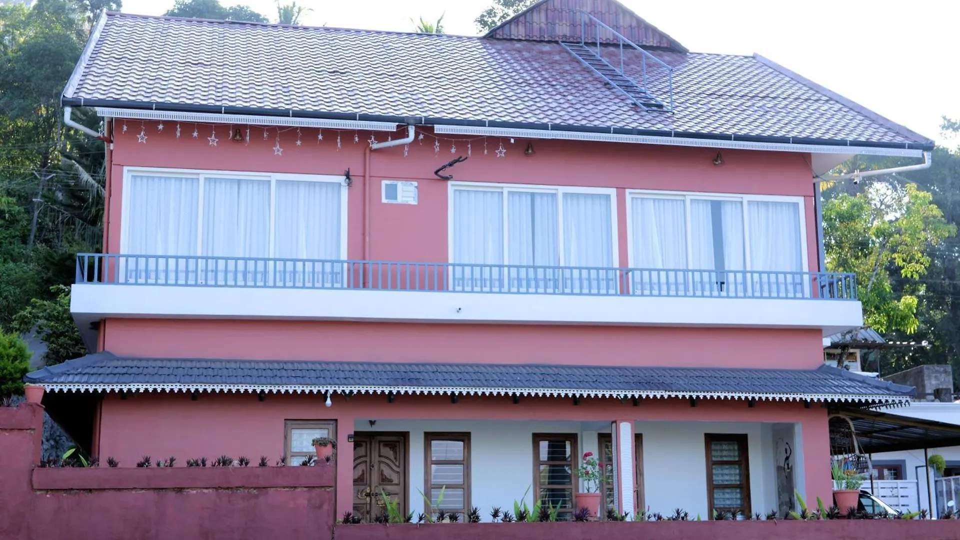 Bougainvillea Homestay Munnar Anachal