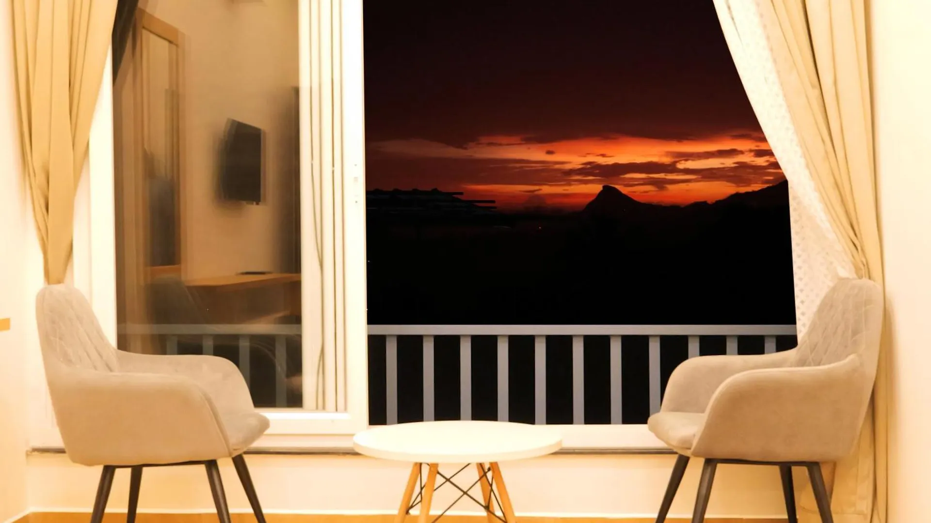 Bougainvillea Homestay Munnar Anachal
